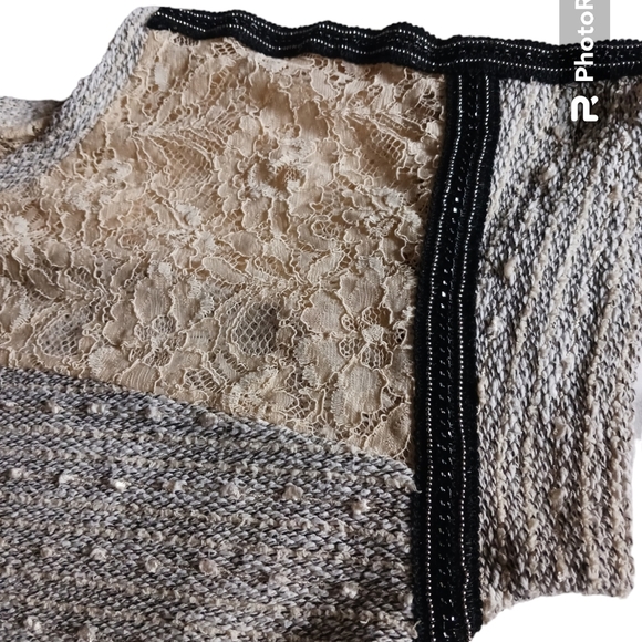 Elegant lace and metal top - Picture 2 of 11